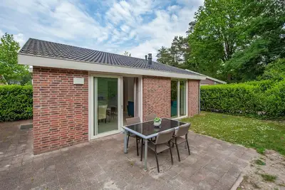Image de Bungalow moderne avec lave-linge entouré de verdure
