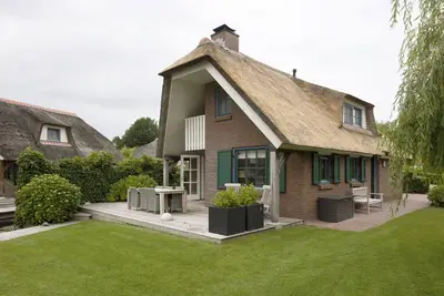 Image de Villa en chaume avec 2 salles de bains, près de Giethoorn