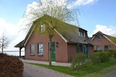 Image de Élégante villa avec 2 salles de bains dans un parc de vacances près de Giethoorn