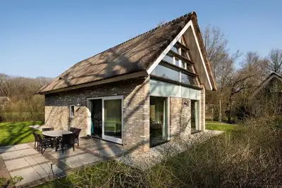 Image de Villa en chaume avec 2 salles de bain, à 8 km d'Hoogeveen