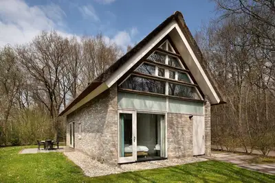Image de Villa en chaume avec 2 salles de bain, à 8 km d'Hoogeveen