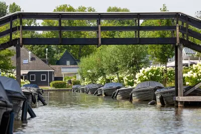 Image de Lodge moderne avec barque électrique à centre de Giethoorn