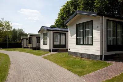 Image de Mobil-home bien meublé avec micro-onde, près de l'eau