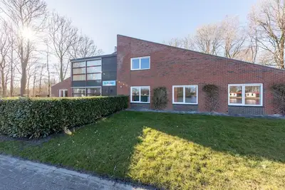 Image de Maison soignée pour groupes avec cheminée, près de l'eau