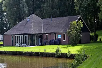 Image de Maison soignée pour groupes avec lave-vaisselle, eau proche