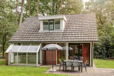 Image de Bungalow avec lave-vaisselle, à côté d'une réserve naturelle