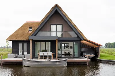 Image de Spacieuse villa moderne avec vue sur le lac