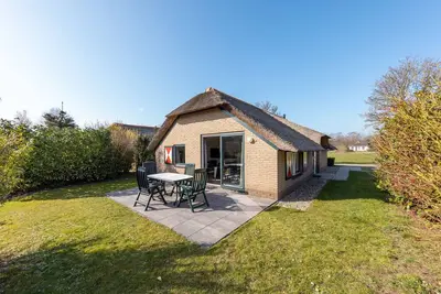 Image de Bungalow confortable avec 2 salles de bain, Ă 3 km de Putten