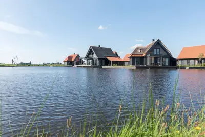 Image de Luxueuse villa sur l'eau avec deux salles de bains