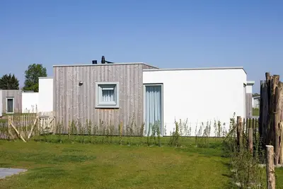 Image de Bungalow moderne, 3 salles de bains, à 500 m de la plage.