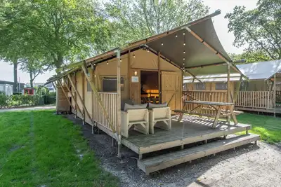 Image de Belle tente safari avec salle de bain, dans un parc de vacances à De Maasduinen