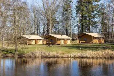 Image de Belle tente safari avec cuisine, au bord d'un lac récréatif