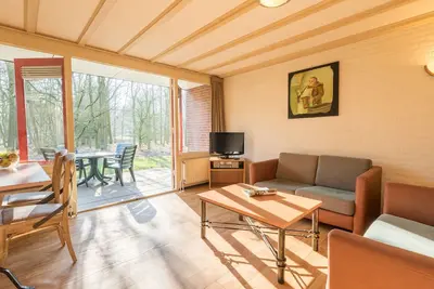 Image de Bungalow cosy avec micro-ondes au milieu de De Maasduinen