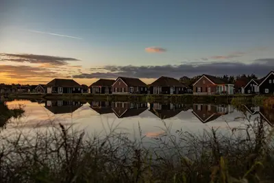Image de Villa au toit de chaume dans un parc de vacances