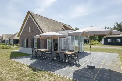 Image de Villa au toit de chaume dans un parc de vacances