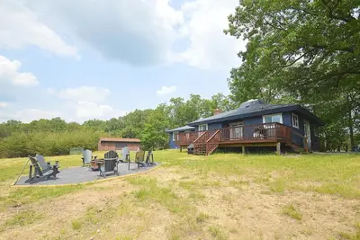 Image de Black Bear Cabin - Fire pit - grill- view- pets-fireplace-king bed-wifi-gameroom