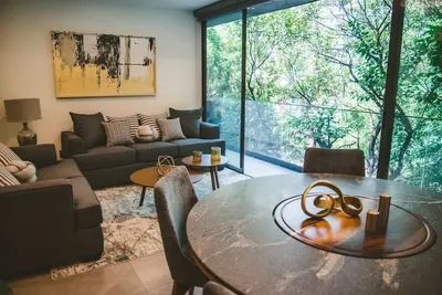 Image de Fully equipped kitchen, high speed internet, comfy beds.
