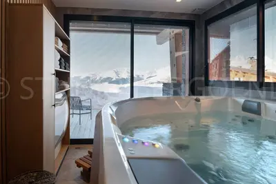 Image de Chalet au pied des pistes avec espace détente et home cinéma, 6 chambres, 14 pers