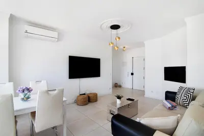 Image de Appartement de vacances 'Lindo T2 Com Vista Mar' avec Wi-Fi et climatisation