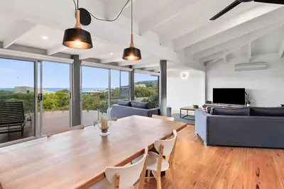 Image de A well-proportioned contemporary house in Aireys Inlet with great views over the ocean. pet friendly