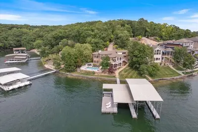 Image de Luxury Lakefront Home with Pool