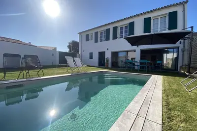 Image de La Villa des Lauriers : villa avec piscine chauffée jusqu'à 8 personnes.