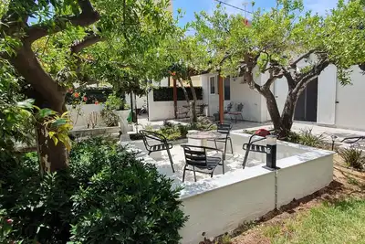 Image de Aeropis Villa. <br>Flat country house with trees/gardens just 5' from Chania center.