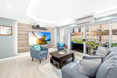 Image de Fully Renovated 2br/2ba Near Waikiki Beach+Parking