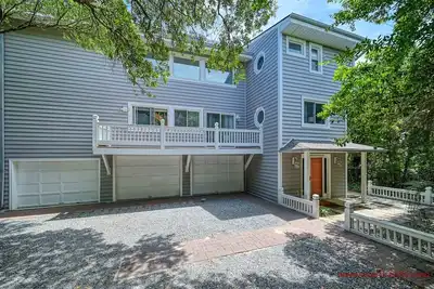 Image de Jean's Dream - Custom 4 Br Home in Channelbend Awaits! Screen Porch + Extra Den