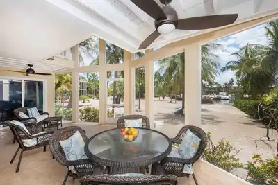 Deja Blu: Waterfront Home on Bio Bay w/ Free Kayaks & 2 Bikes + Shared Pool