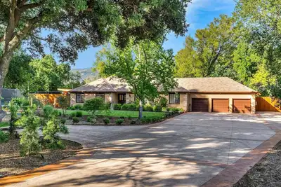 Image de Backyard Oasis with Pool and Pickleball