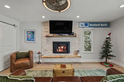 Image de Ski-In/Ski-Out 1-Bdrm Condo w/ Wild Blue Gondola Views!