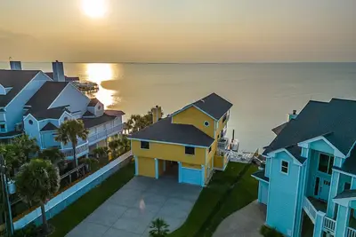 Image de New Amazing Bayfront Home! Sunsets and sunrises