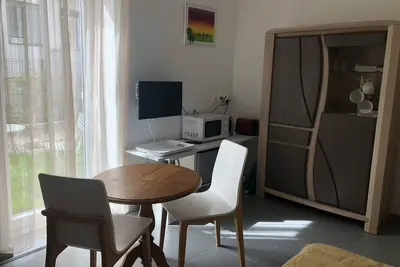 Image de Proche Nancy-Thermal : Chambre et pièce de vie en rez de jardin.