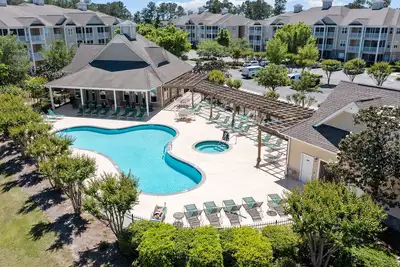 Image de Golf community condo near beach with on-site pool, golf, & screened balcony