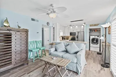 Image de Available for Snowbirds! Cocoa Beach, beautiful Condo a block to the beach