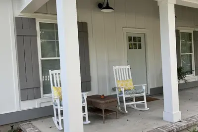 Image de Twin Oaks Cottage in charming downtown St. Marys, walking distance to waterfront