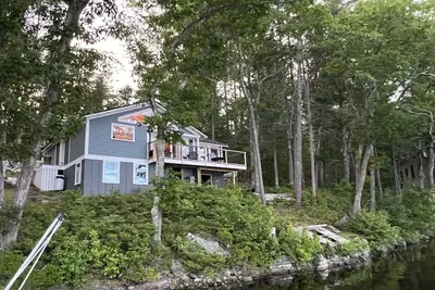 Image de Charming Lakefront Cottage ~ Private Dock w\/ Stunning Lake Views