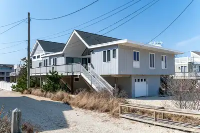 Image de Seascape. Beautiful ranch one house off the beach.