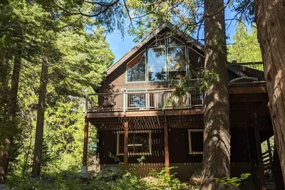 Image de Escape to your cozy 3-bedroom cabin near South Lake Tahoe