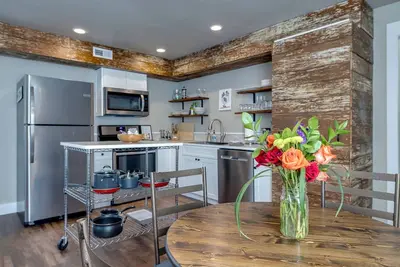 Image de The Flynn- Cute & Cozy Home on Main St, Luray - right downtown! Chef available