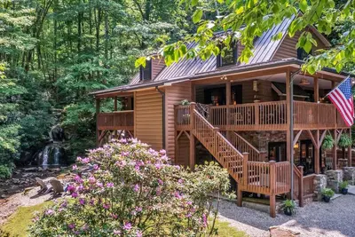 Image de KnightFall-Luxury Cabin w/Waterfall in Backyard, Pet-Friendly, Private, Stunning