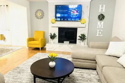 Image de Sunshine Palace\nCharming Tri-Level House with game room and large backyard!