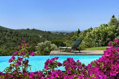 Image de Villa privée et climatisée pour 10 personnes avec piscine et superbe vue mer et collines à La. . .