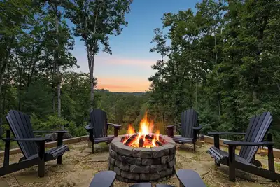 Image de 7 Min to Downtown! Sleeps 10 ~ Hot Tub ~ Fire Pit