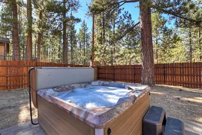 Image de Beary Cozy Cabin By Destination Big Bear: Log Cabin! Hot Tub! Wood Flooring! Foosball! Close to the Convention Center!