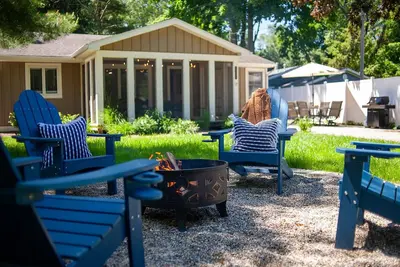 Image de Nook on North - Quaint Cottage Steps From Downtown Saugatuck