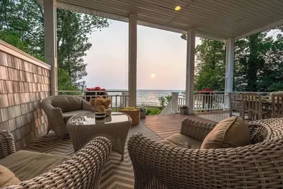 Image de Dreamy Lakefront Home - Weque South