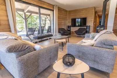 Image de Lodge de luxe avec bain à remous, salle de sport, piscine, et options spa et golf