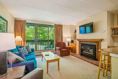 Image de Pinnacle B04 Cozy 1 bedroom, 1 bath with shuttle to the slopes everyday of the week. Pinnacle B04 The outdoor pool, hot tub, and, tennis courts are open during summer only.